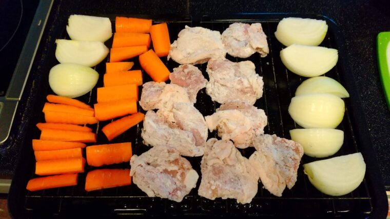 ヘルシオの角皿に鶏肉と野菜をならべた状態