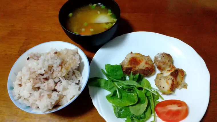 ヘルシオで油を使わずに調理した唐揚げを盛りつけた